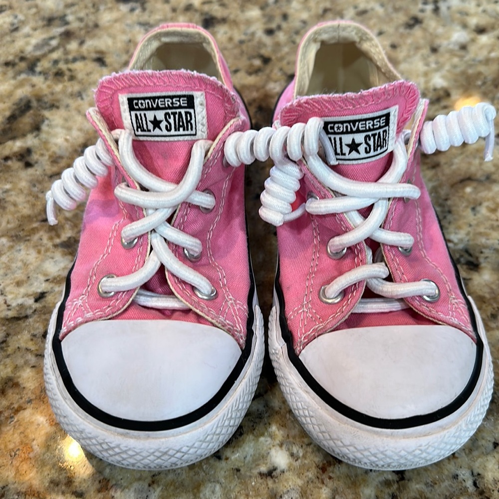 SZ9 LITTLE GIRLS PINK CONVERSE IN VERY GOOD CONDITION.